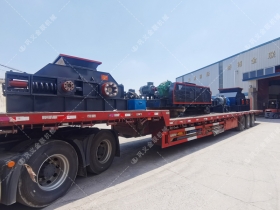 1200*1200雙齒輥破碎機(jī)，兩臺(tái)900*900軌道移動(dòng)雙齒輥破碎機(jī)發(fā)往云南